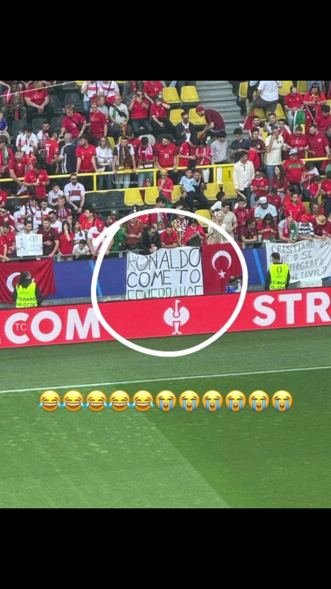 敌友不分了现场土耳其球迷标语：C罗来费内巴切！