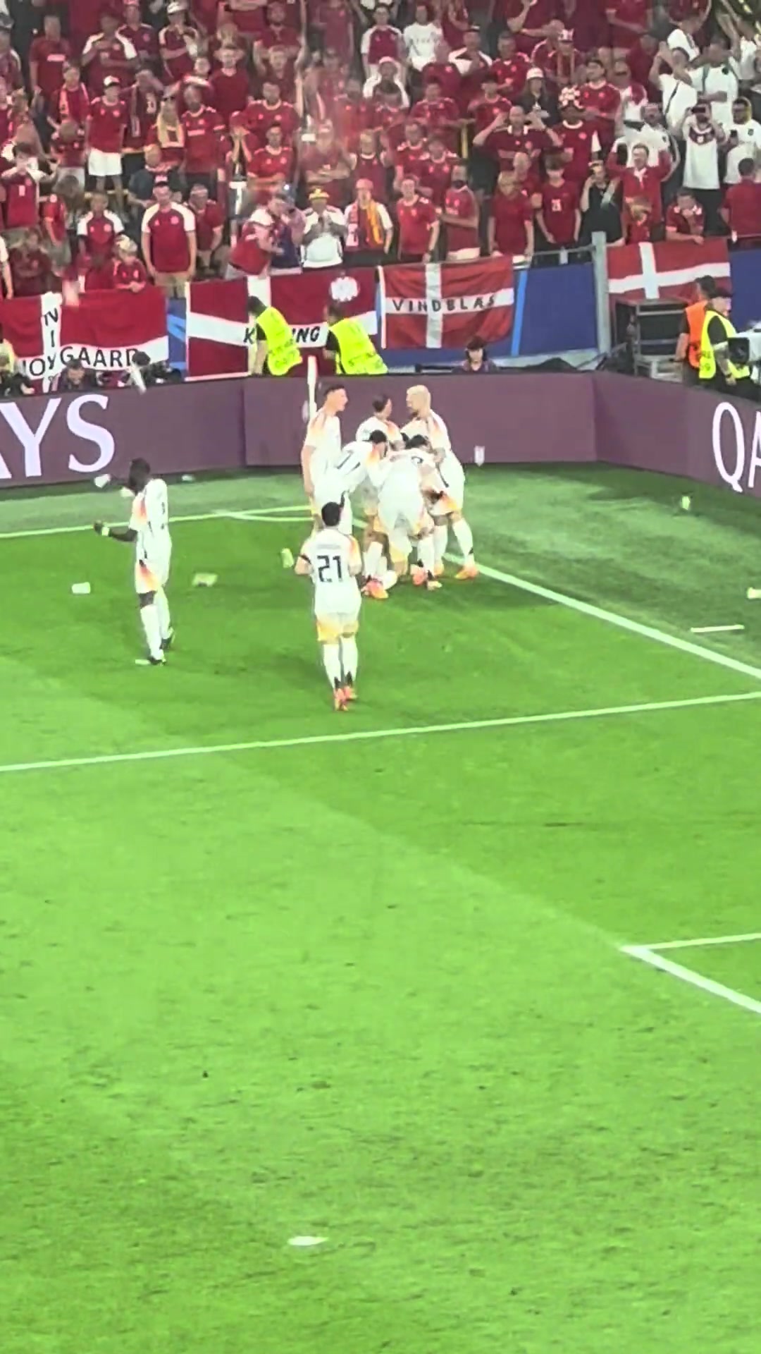 危险！哈弗茨破门后在丹麦球迷区庆祝，德国球员们险些被水瓶砸伤